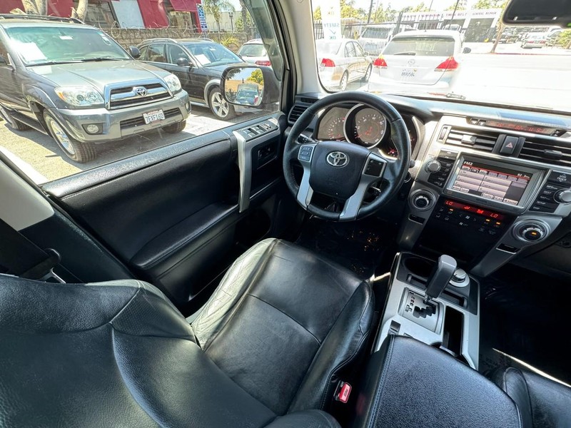 Toyota 4Runner Vehicle Full-screen Gallery Image 18