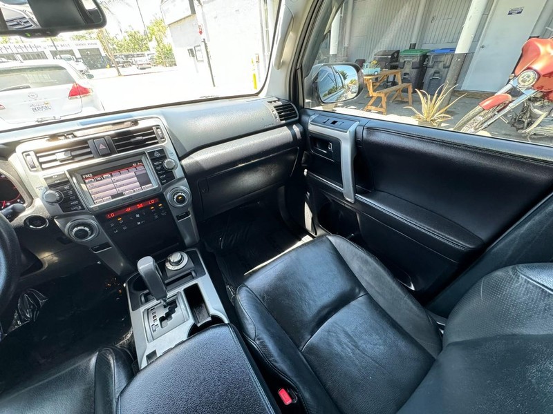 Toyota 4Runner Vehicle Full-screen Gallery Image 19
