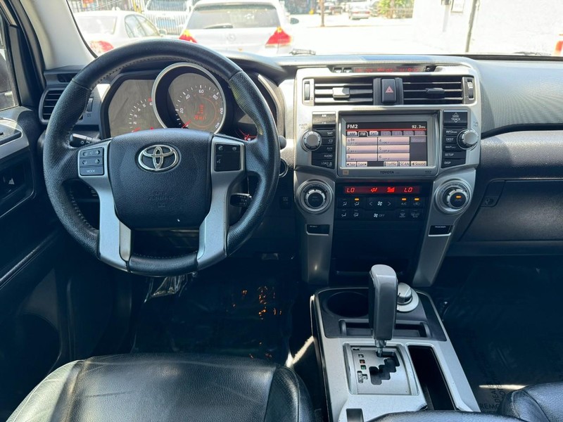Toyota 4Runner Vehicle Full-screen Gallery Image 20