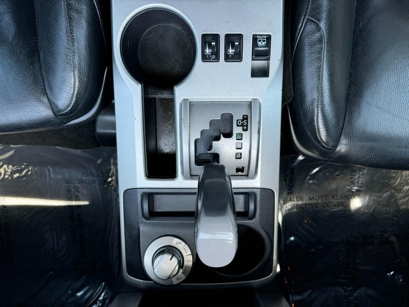 Toyota 4Runner Vehicle Full-screen Gallery Image 21