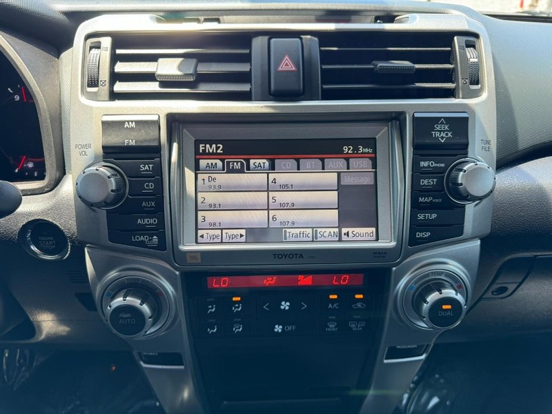 Toyota 4Runner Vehicle Full-screen Gallery Image 23