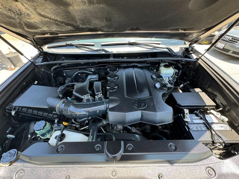 Toyota 4Runner Vehicle Full-screen Gallery Image 27