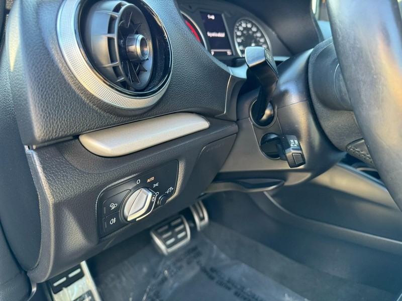 Audi A3 Sedan Vehicle Full-screen Gallery Image 15