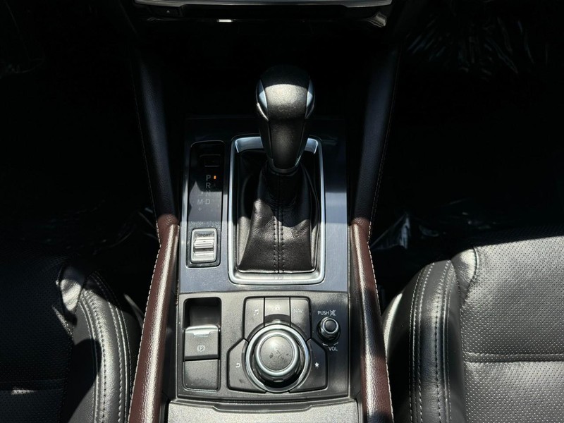 Mazda MAZDA6 Vehicle Full-screen Gallery Image 22