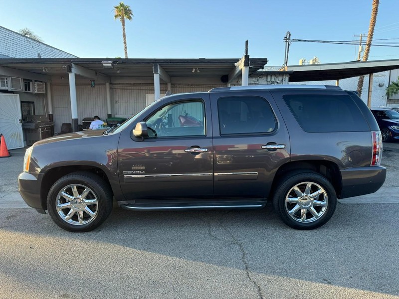 GMC Yukon Vehicle Full-screen Gallery Image 2
