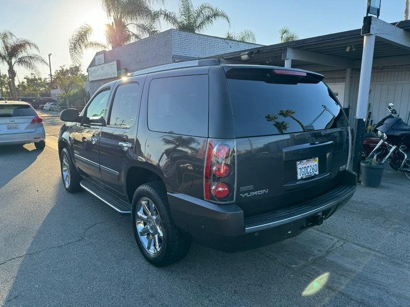 GMC Yukon Vehicle Full-screen Gallery Image 3