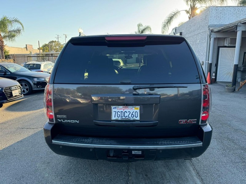 GMC Yukon Vehicle Full-screen Gallery Image 4