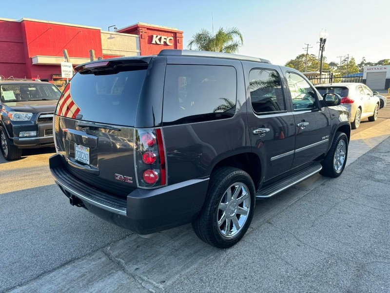 GMC Yukon Vehicle Full-screen Gallery Image 5
