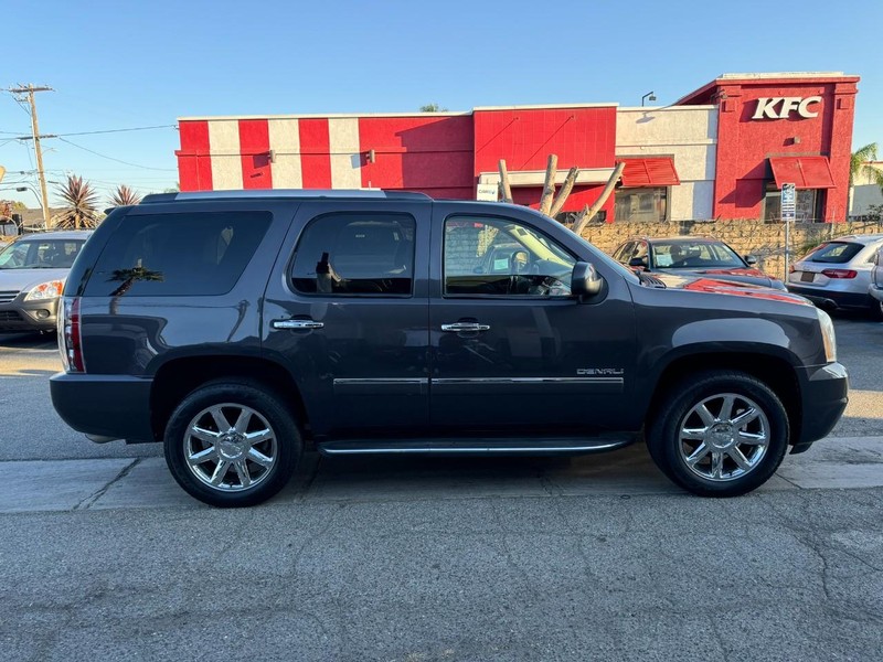 GMC Yukon Vehicle Full-screen Gallery Image 6