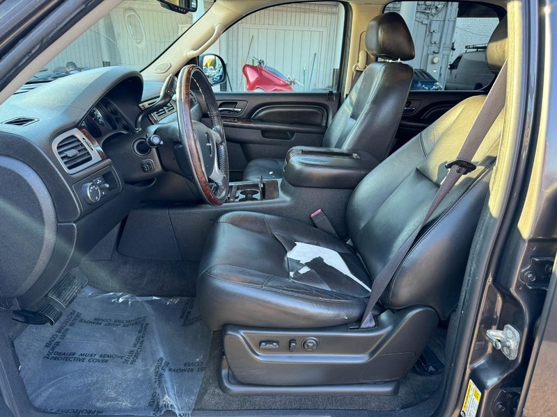 GMC Yukon Vehicle Full-screen Gallery Image 10