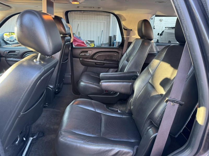 GMC Yukon Vehicle Full-screen Gallery Image 11
