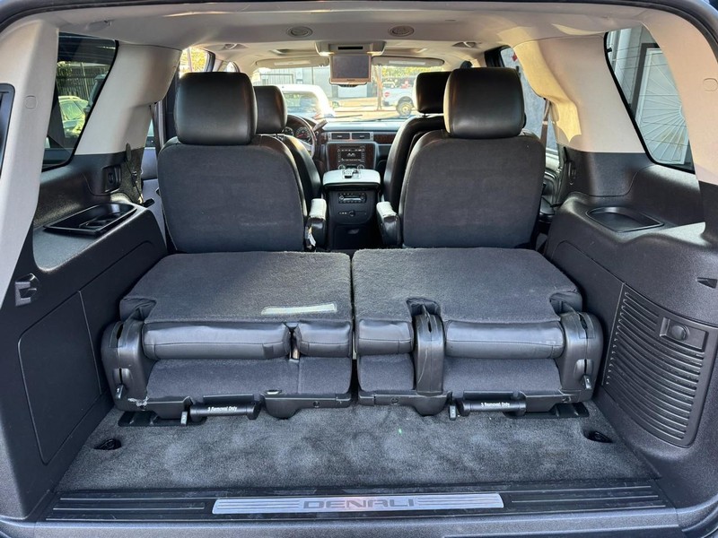 GMC Yukon Vehicle Full-screen Gallery Image 12