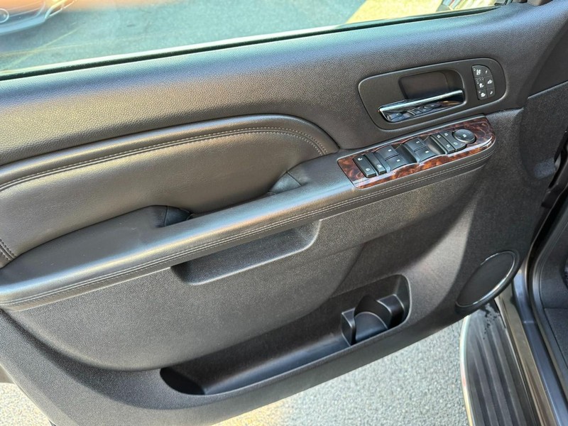 GMC Yukon Vehicle Full-screen Gallery Image 13