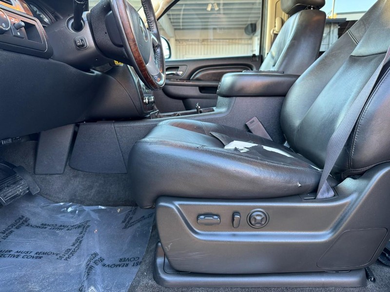 GMC Yukon Vehicle Full-screen Gallery Image 14