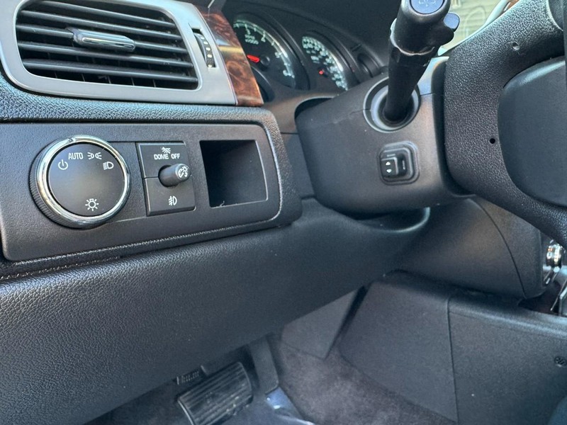 GMC Yukon Vehicle Full-screen Gallery Image 15