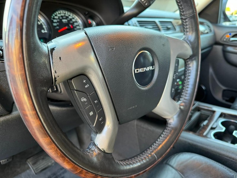 GMC Yukon Vehicle Full-screen Gallery Image 16