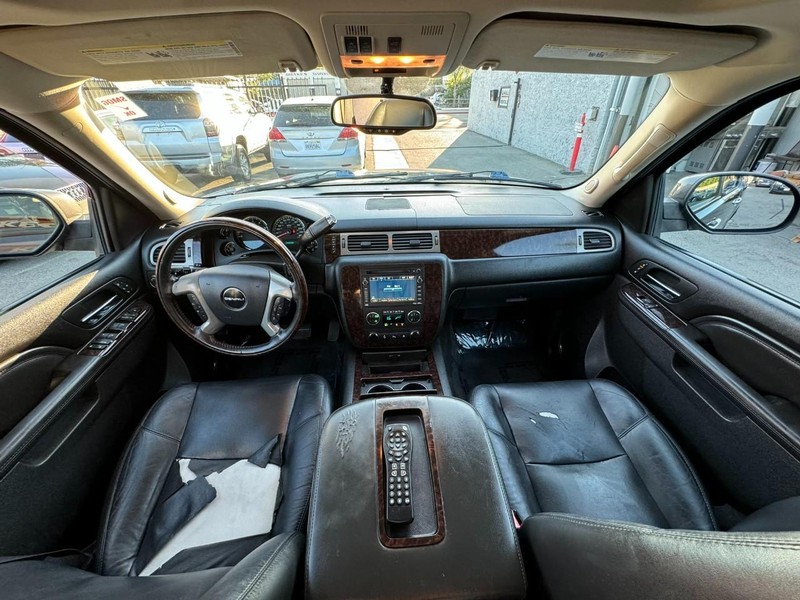 GMC Yukon Vehicle Full-screen Gallery Image 18