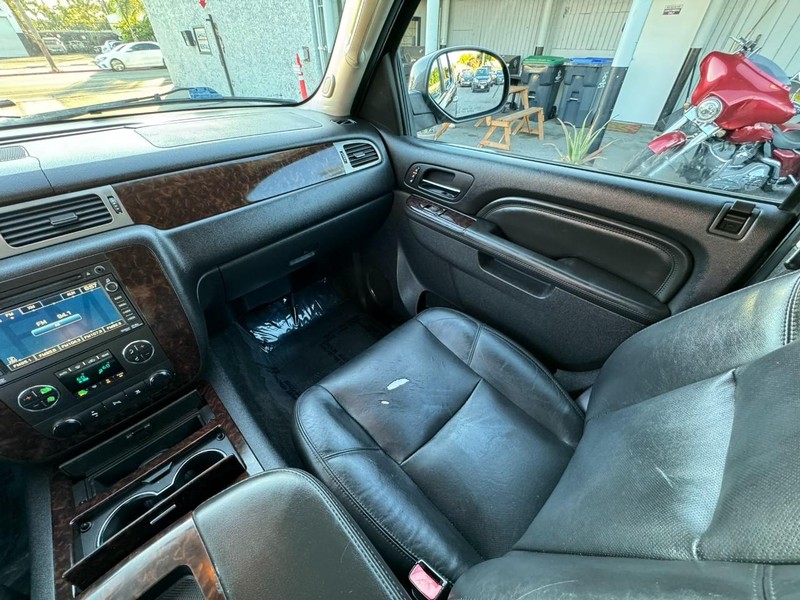 GMC Yukon Vehicle Full-screen Gallery Image 20
