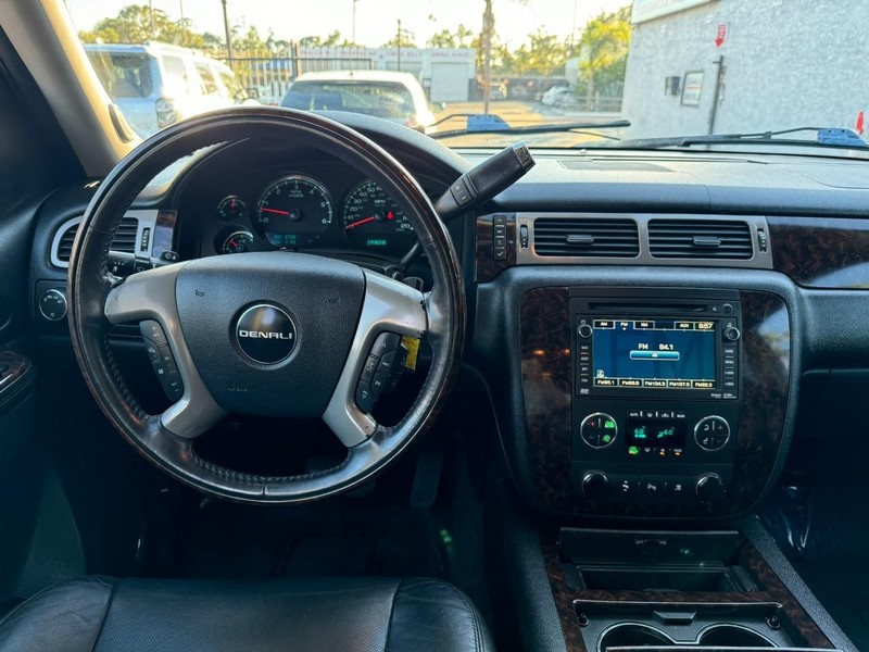 GMC Yukon Vehicle Full-screen Gallery Image 21