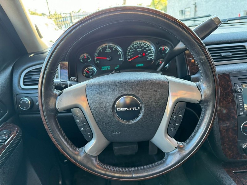GMC Yukon Vehicle Full-screen Gallery Image 24