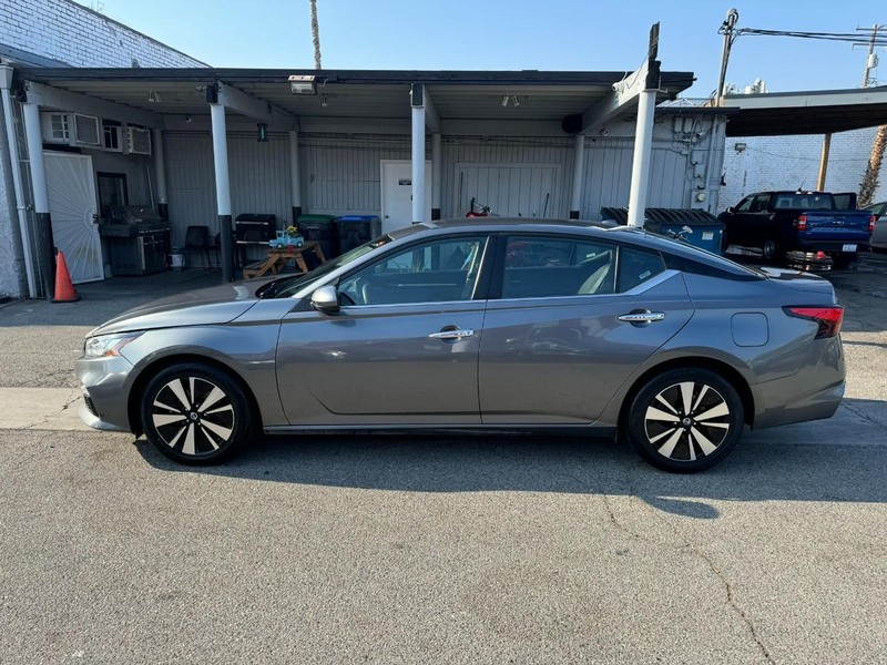Nissan Altima Vehicle Full-screen Gallery Image 2