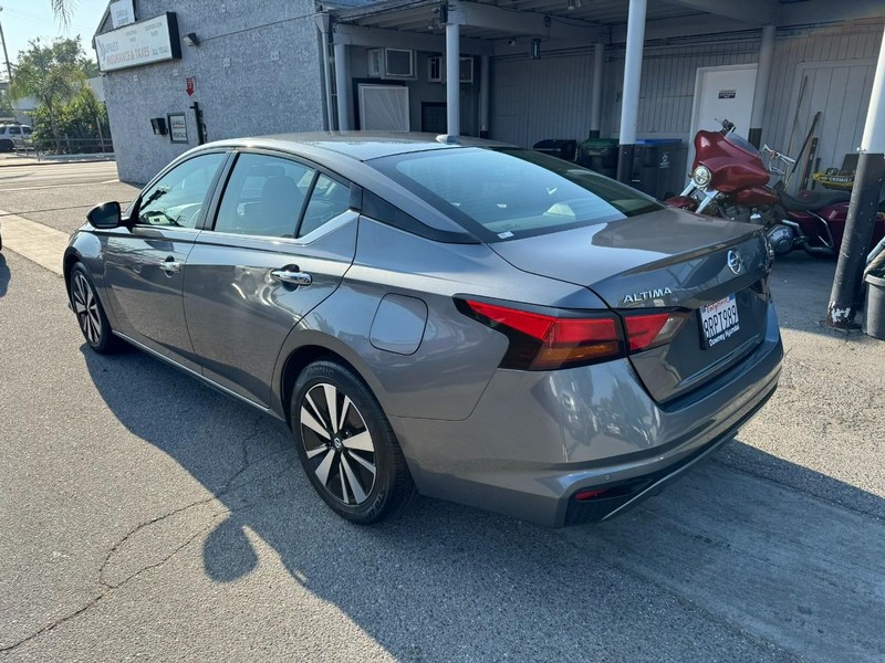 Nissan Altima Vehicle Full-screen Gallery Image 3