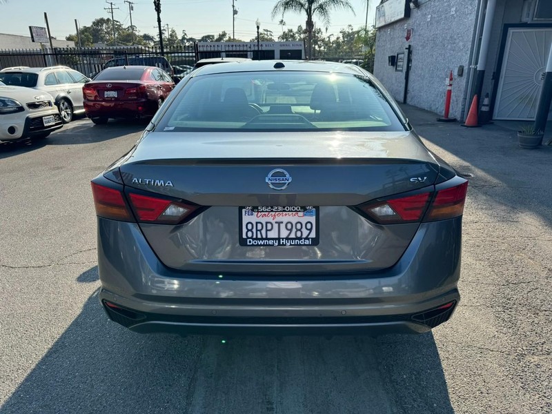 Nissan Altima Vehicle Full-screen Gallery Image 4
