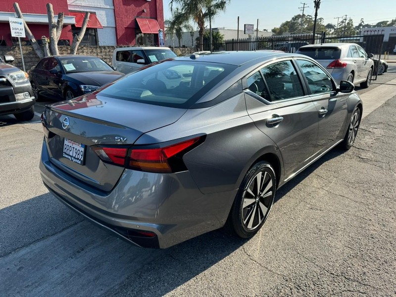Nissan Altima Vehicle Full-screen Gallery Image 5