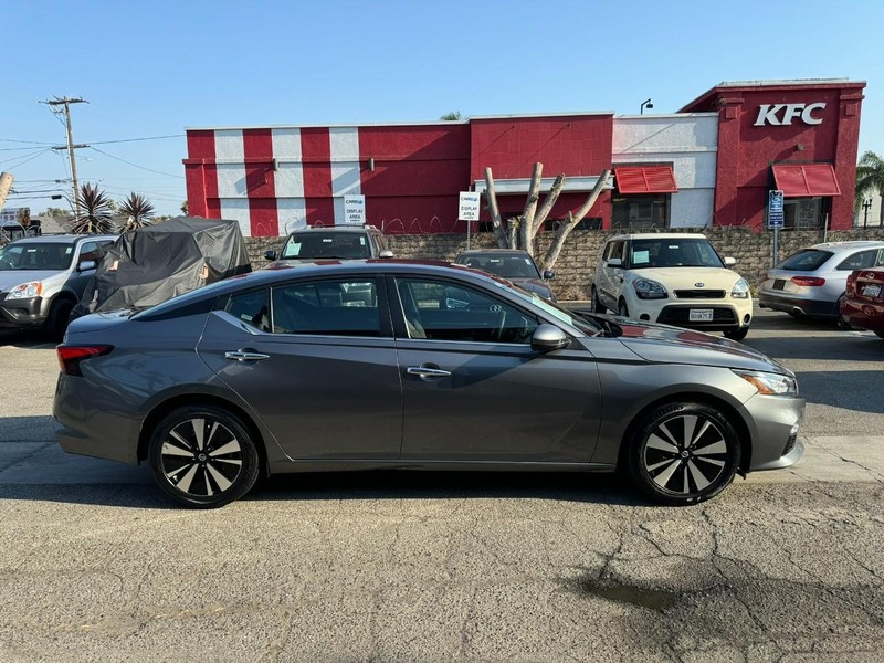 Nissan Altima Vehicle Full-screen Gallery Image 6