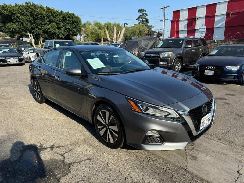Nissan Altima Vehicle Full-screen Gallery Image 7