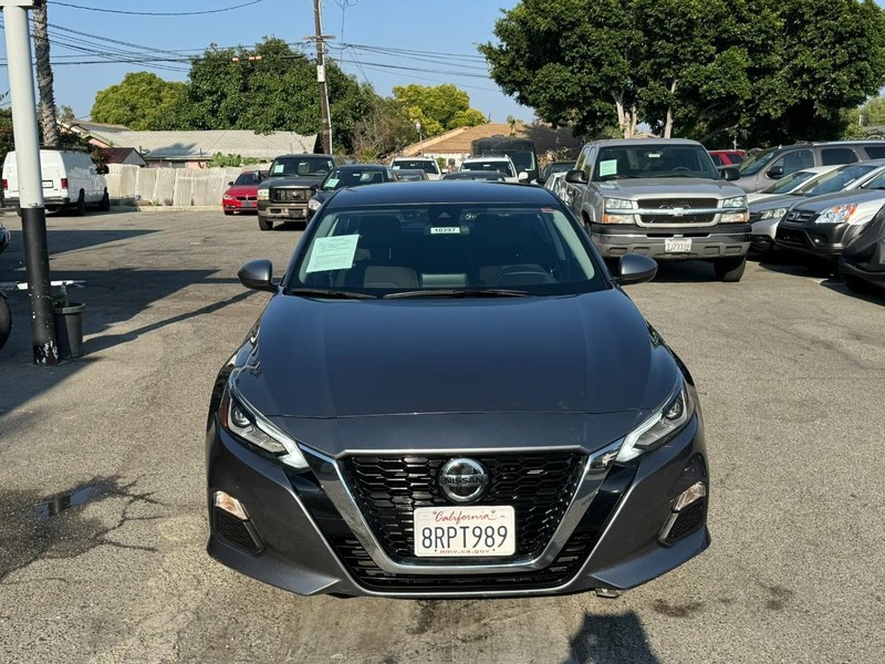 Nissan Altima Vehicle Full-screen Gallery Image 8