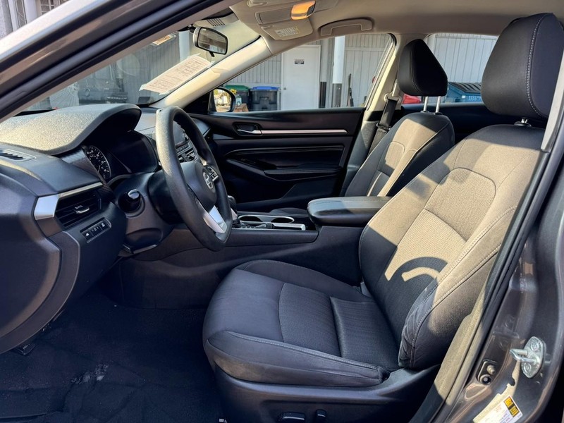 Nissan Altima Vehicle Full-screen Gallery Image 10