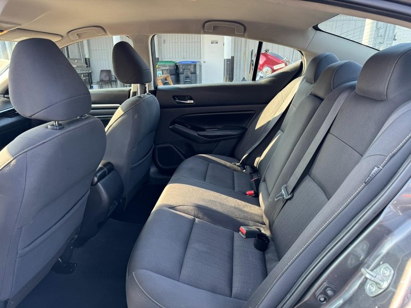 Nissan Altima Vehicle Full-screen Gallery Image 11
