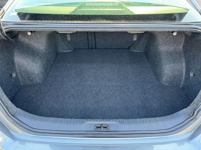 Nissan Altima Vehicle Full-screen Gallery Image 12