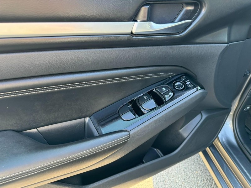 Nissan Altima Vehicle Full-screen Gallery Image 13