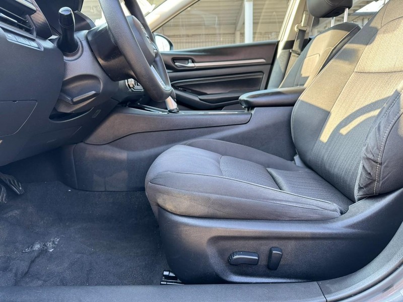Nissan Altima Vehicle Full-screen Gallery Image 14