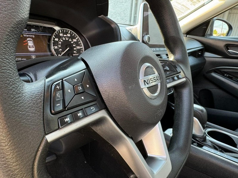 Nissan Altima Vehicle Full-screen Gallery Image 16