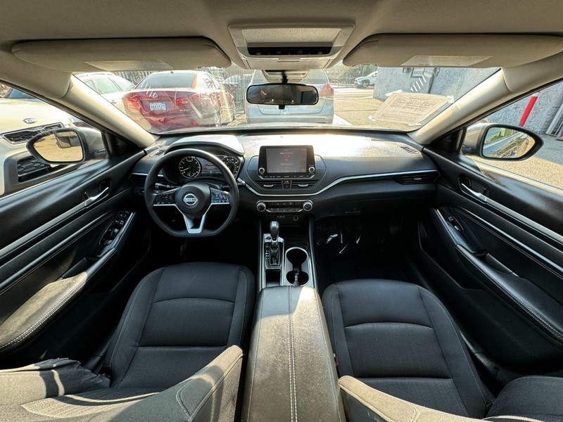 Nissan Altima Vehicle Full-screen Gallery Image 17
