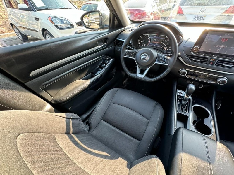 Nissan Altima Vehicle Full-screen Gallery Image 18