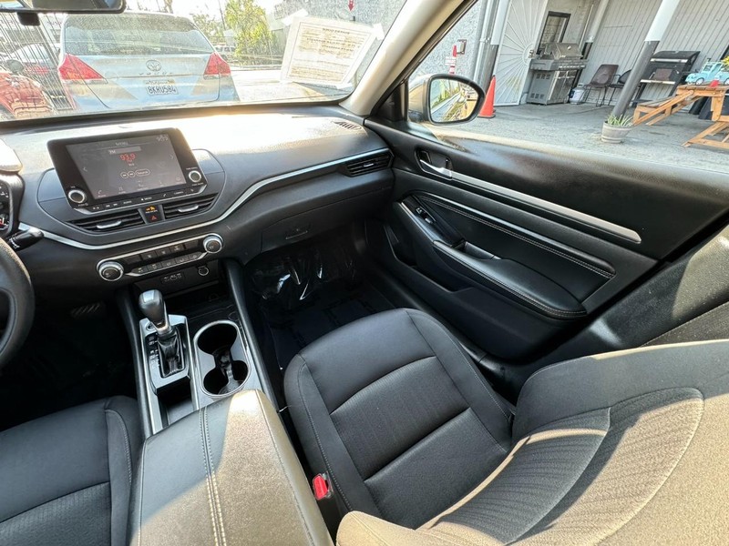Nissan Altima Vehicle Full-screen Gallery Image 19
