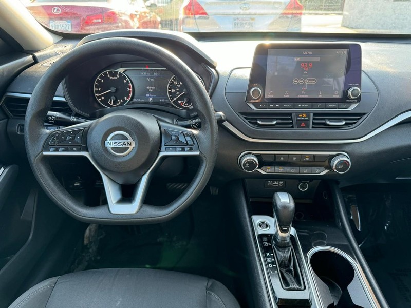 Nissan Altima Vehicle Full-screen Gallery Image 20