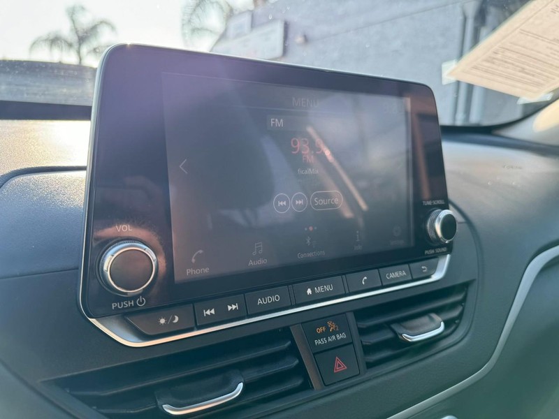 Nissan Altima Vehicle Full-screen Gallery Image 21