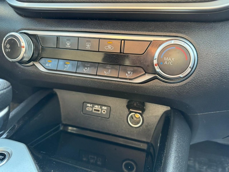 Nissan Altima Vehicle Full-screen Gallery Image 22