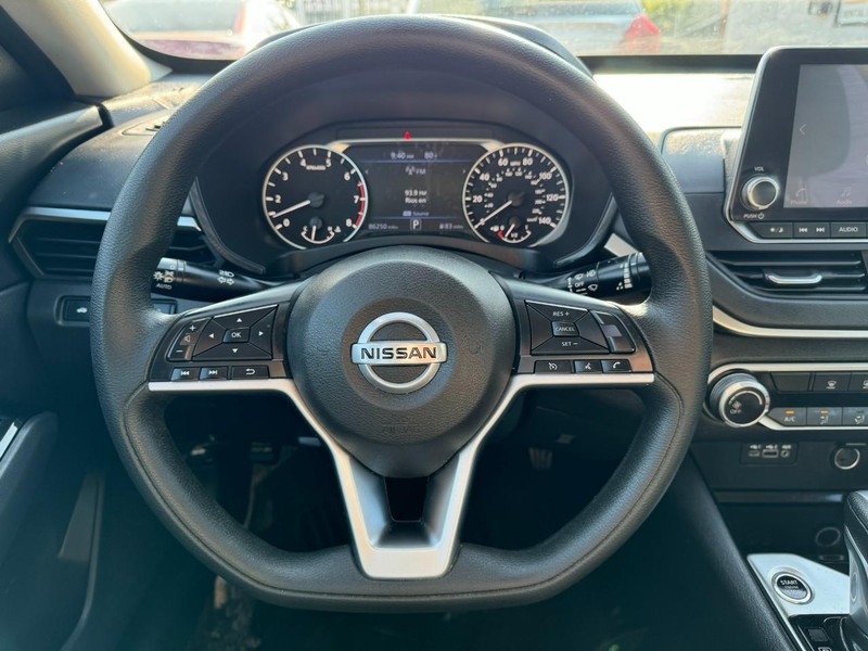 Nissan Altima Vehicle Full-screen Gallery Image 24