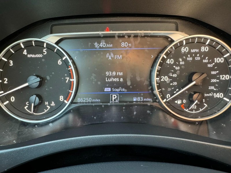 Nissan Altima Vehicle Full-screen Gallery Image 25