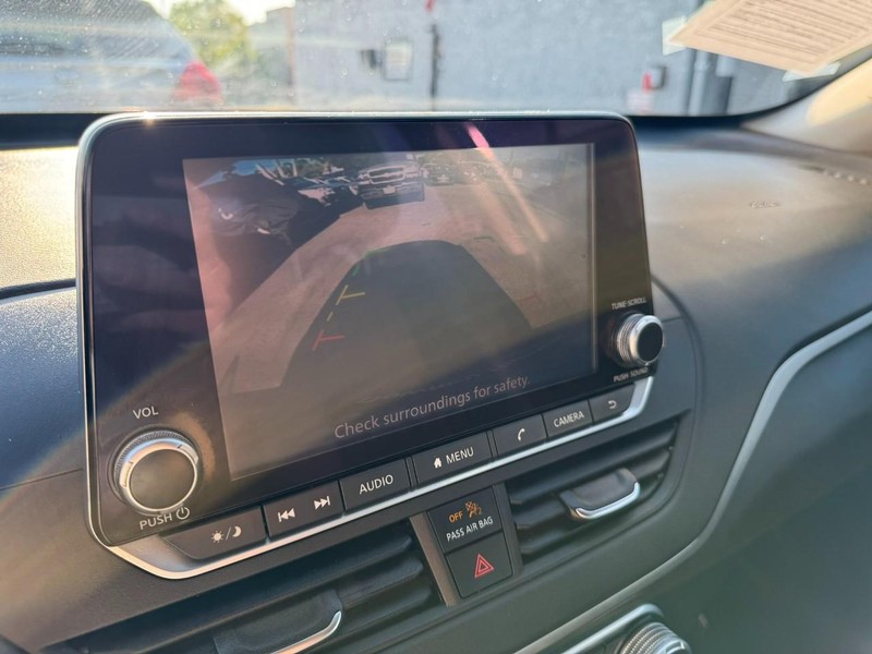 Nissan Altima Vehicle Full-screen Gallery Image 26