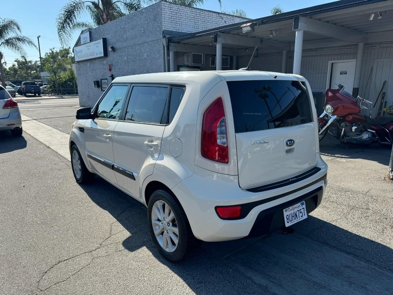 Kia Soul Vehicle Full-screen Gallery Image 3