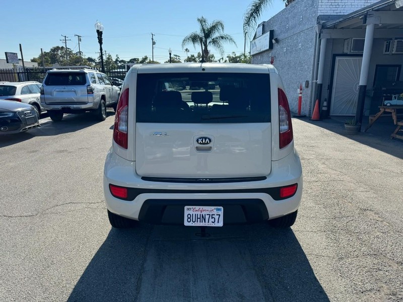 Kia Soul Vehicle Full-screen Gallery Image 4
