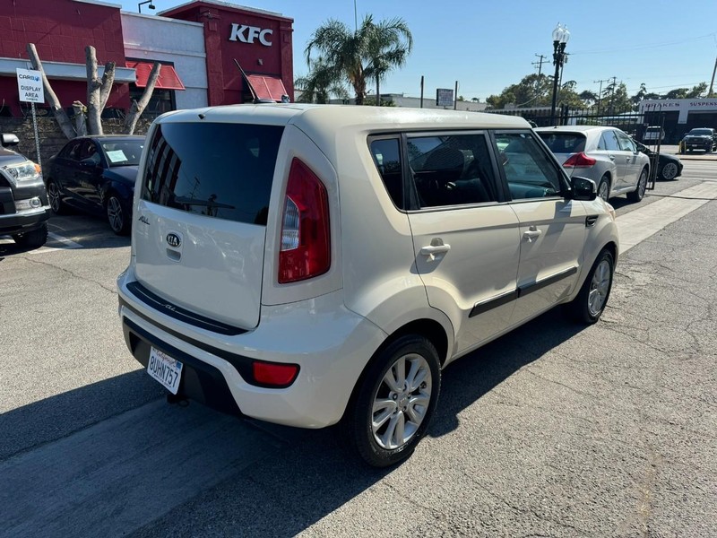 Kia Soul Vehicle Full-screen Gallery Image 5
