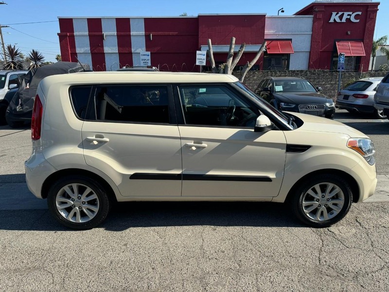 Kia Soul Vehicle Full-screen Gallery Image 6